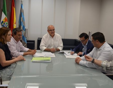 El Ayuntamiento firma con los de Valdivia y Zurbarán un convenio para que la Policía Local preste servicio en estas entidades