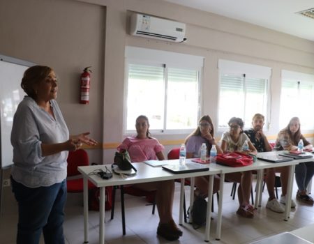 El curso de Teleasistencia y Auxiliar de Almacén en el ecuador de la formación