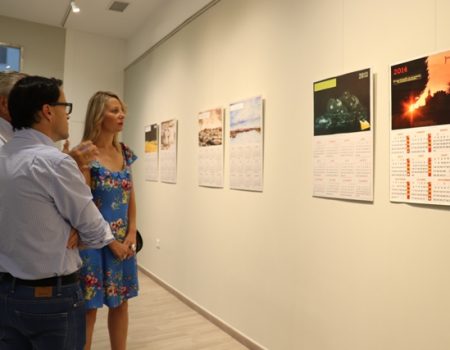 31 piezas componen la exposición “Tres décadas de calendarios” del villanovense Jesús Adame