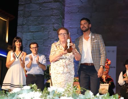 Antonia Tejeda recibe el Candil de Plata en el XXXII Festival Folklórico de los Pueblos del Mundo