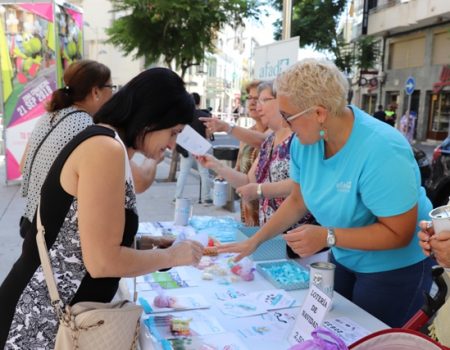 Mesa informativa con motivo del Día Mundial del Alzheimer