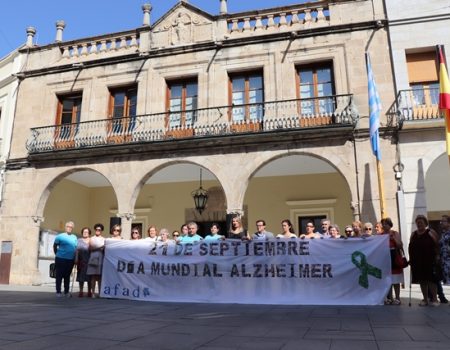 Con la lectura de un manifiesto y la colocación de una pancarta, comienzan los actos del Día Mundial del Alzheimer