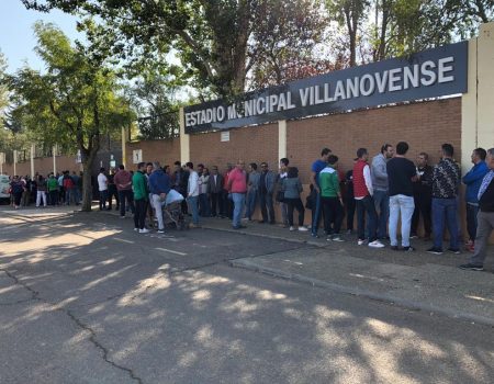 Colas en el Estadio Municipal Villanovense para adquirir las entradas del partido de la Copa del Rey