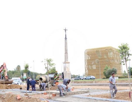 La antigua cruz de la Puerta de la Villa vuelve a su ubicación junto al Palacio de Congresos