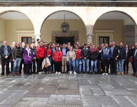 El alcalde recibe a los alumnos de la Escuela Profesional El Molino II