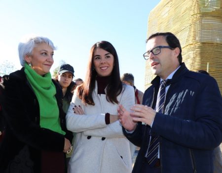 El alcalde acompaña a 17 alumnos de la escuela IE School of Architecture and Desing en su visita al Palacio de Congresos