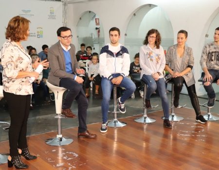 Cuatro jóvenes hablan con el alcalde sobre la visión que tienen de sus respectivos barrios