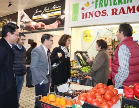 La consejera de Economía e Infraestructuras Olga García y el alcalde visitan el Mercado de Abastos