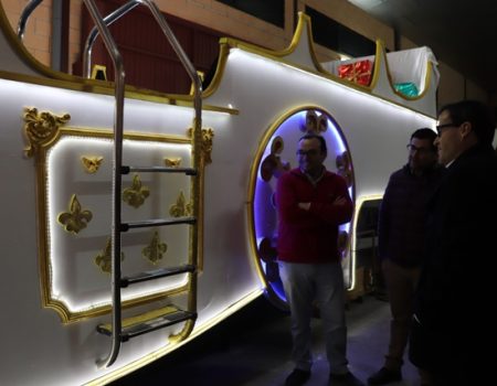 El alcalde Miguel Ángel Gallardo visita las 14 carrozas que desfilarán en la Cabalgata de Reyes