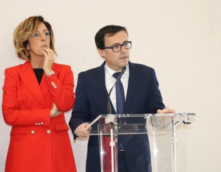 El alcalde acompaña a los mayores en su comida de navidad