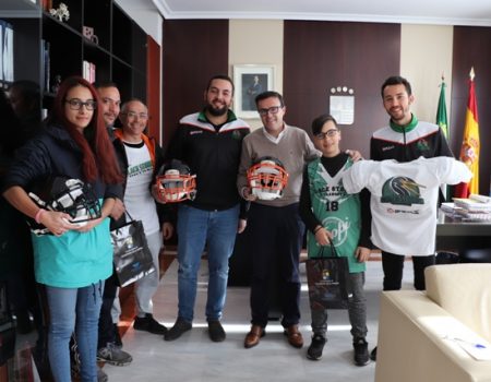El alcalde recibe a los Black Storks, premiados con las becas “Diputación Contigo”