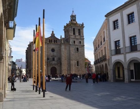 Un convenio entre el Ayuntamiento y la parroquia de la Asunción permitirá la rehabilitación de la fachada principal