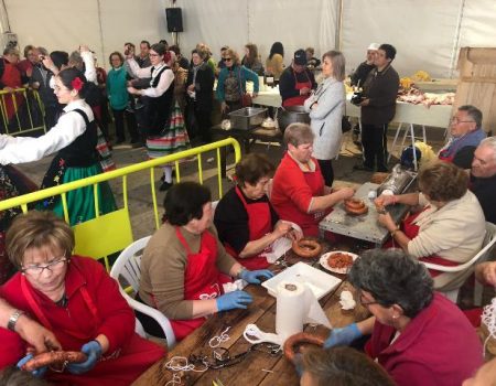 Los mayores se vuelcan en la octava matanza solidaria