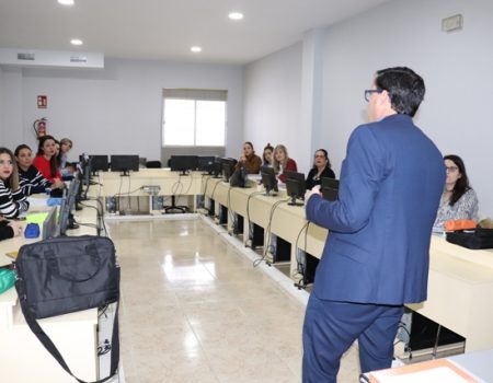 El alcalde visita a las alumnas del programa SARA