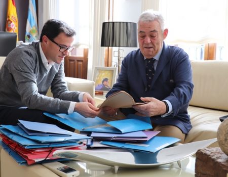 Víctor Guerrero y Nieves Moreno entregan su fondo documental para el Archivo Municipal