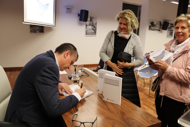 Aníbal González 4 b8ce3