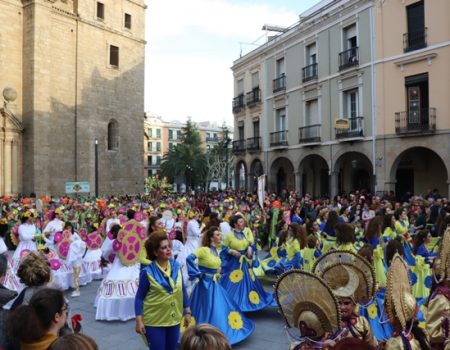Color, animación y diversión en el desfile del carnaval infantil