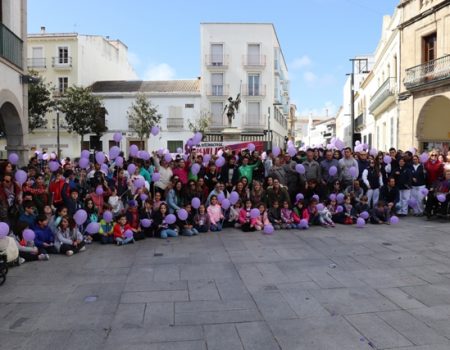 La Plaza de España se viste de morado en la concentración feminista del 8M