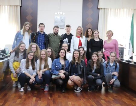 15 alumnos de Eslovenia visitan el Ayuntamiento