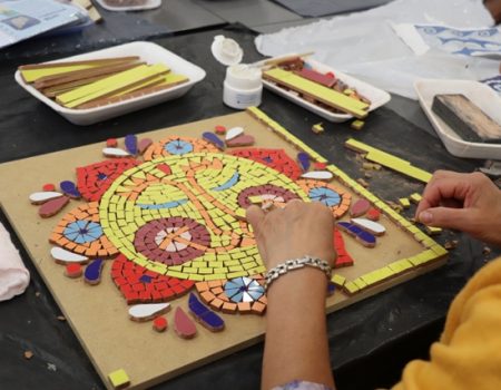 Imágenes de búhos, peces, pájaros en el Taller de Mosaico de la Universidad Popular