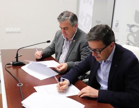 Firmado el convenio entre Ayuntamiento y parroquia para rehabilitar la fachada principal