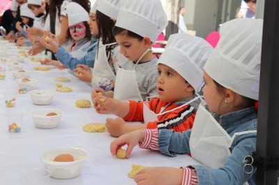 Los niños se divierten participando en el taller “Haz tu propio Hornazo”