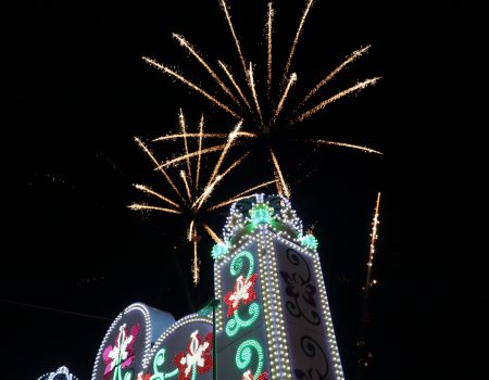 Los fuegos artificiales pusieron el broche final a las fiestas patronales de Santiago y Santa Ana