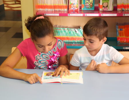 Los pequeños disfrutan leyendo y dibujando en la tercera actividad de “Agosto Activo”