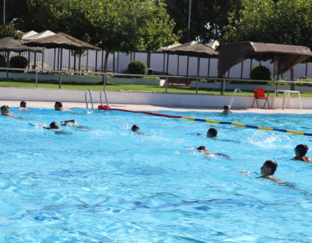 Más de 100 personas cursan en agosto clases de natación