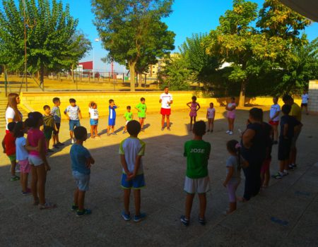 Los más pequeños se divierten participando en una yincana