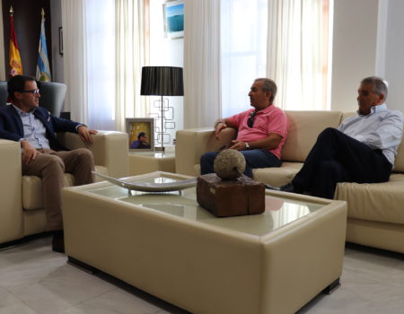 El alcalde recibe a José María y Paco, los villanovenses que han estado al frente de Viser durante más de 20 años