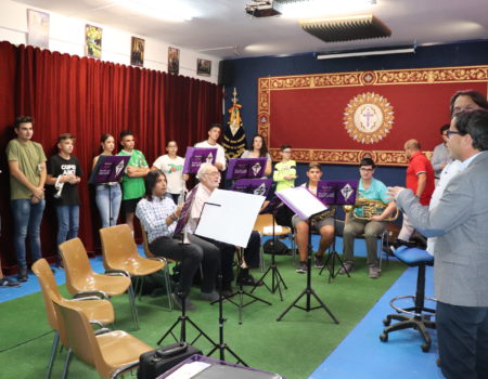 El alcalde Miguel Ángel Gallardo, visita el local de ensayos de la Banda de Cornetas y Tambores Jesús Nazareno