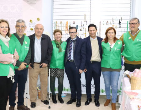 El alcalde visita el mercadillo solidario de la AECC que estará abierto hasta el 1 de diciembre