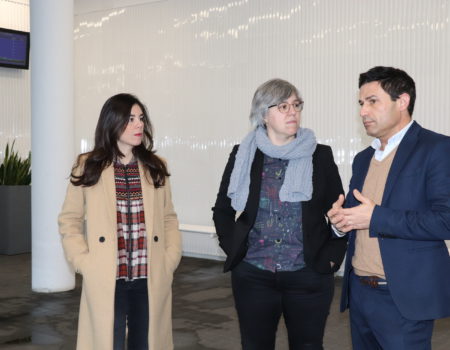 La consejera de Movilidad, Transporte y Vivienda, Leire Iglesias, visita la estación de autobuses tras obtener el Premio Cerámica en la categoría de interiorismo