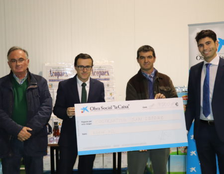 Entregados 255 lotes de comida, valorados en 9.000 euros, a través de la obra social de La Caixa