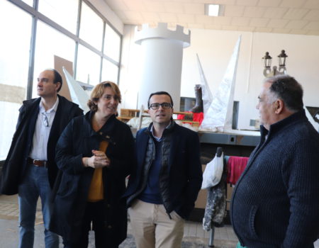El alcalde Miguel Ángel Gallardo visita las carrozas que desfilarán el próximo 5 de enero en la cabalgada de Sus Majestades Los Reyes Magos de Oriente