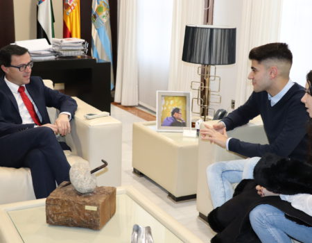 El alcalde recibe a Rubén Corraliza y Ana Pajuelo, los alumnos que han obtenido la “Beca a la Excelencia al Estudio Antonio Huertas Mejías”