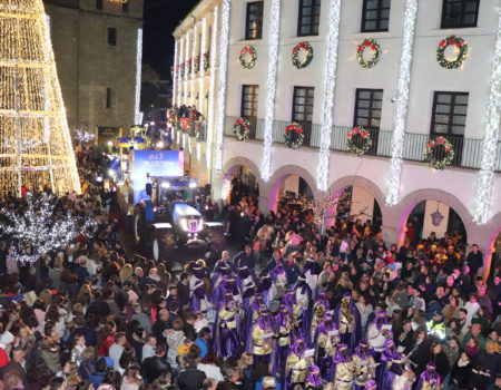 Las calles se llenan de magia e ilusión en una de las noches más especiales del año, la de la Cabalgata de Reyes