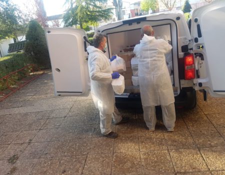 Un total de 106 alumnos reciben desde hoy sus menús escolares en casa