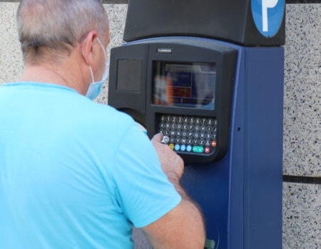 El Ayuntamiento repartirá en los próximos meses entre los comerciantes bonos para la zona azul por valor de 60.000 euros