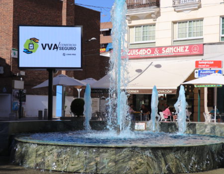 La fuente de las Plaza de las Pasaderas y el Paso a Nivel, se tiñen de verde con motivo del Día Mundial de la ELA