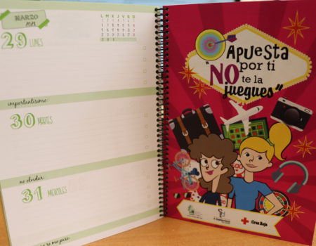 El Ayuntamiento reparte 300 agendas escolares con mensajes para evitar conductas adictivas