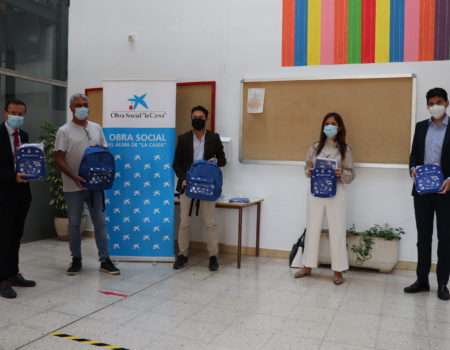 La Caixa entrega 90 mochilas para escolares de Infantil y Primaria del colegio Cruz del Río