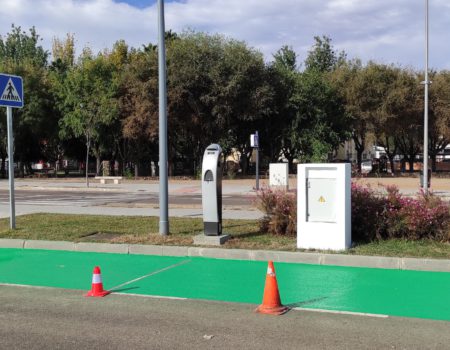 Se instala un punto de recarga para coches eléctricos en la Avenida Adolfo Suárez
