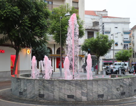 Villanueva iluminará en color rosa el paso a nivel y teñirá de ese color las fuentes de Las Pasaderas y de la plaza de Santa Ana