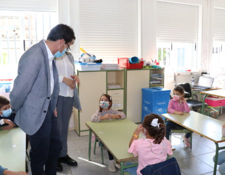 El alcalde visita el CEIP Virgen del Pilar para conocer como ha ido el inicio del curso