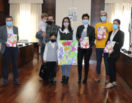 El alcalde Miguel Ángel Gallardo conoce a Iván, el niño protagonista del relato infantil “Por unos centímetros de nada”