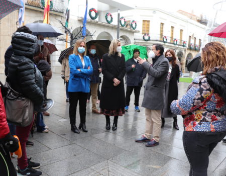 El alcalde Miguel Ángel Gallardo habla con los comerciantes villanovenses