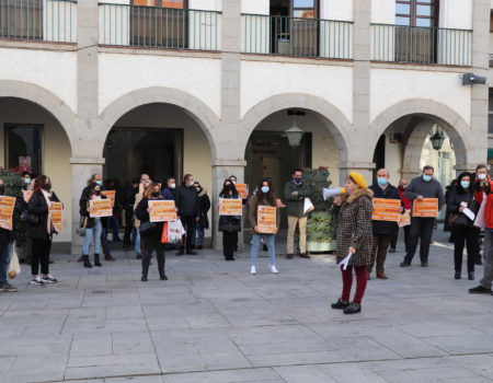 Los comerciantes, hosteleros y empresarios se concentran en la Plaza de España