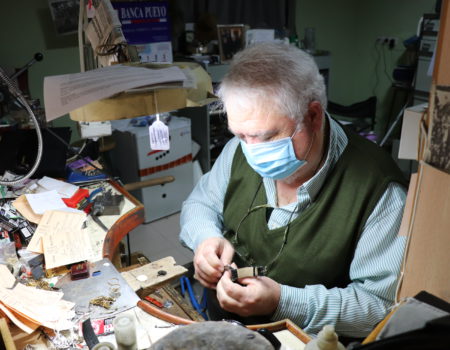 Cierra sus puertas el taller de Joaquín Hidalgo, uno de los últimos artesanos de la joyería